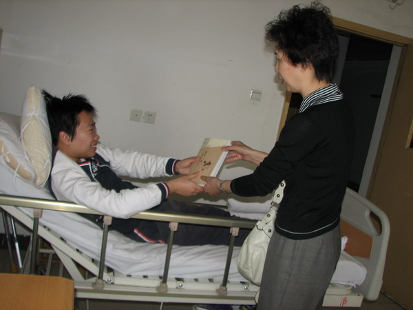 范小青代表省作协看望病中的诗人小草