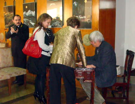 《云雀之声》首发式和《王川画展》在罗使馆举行